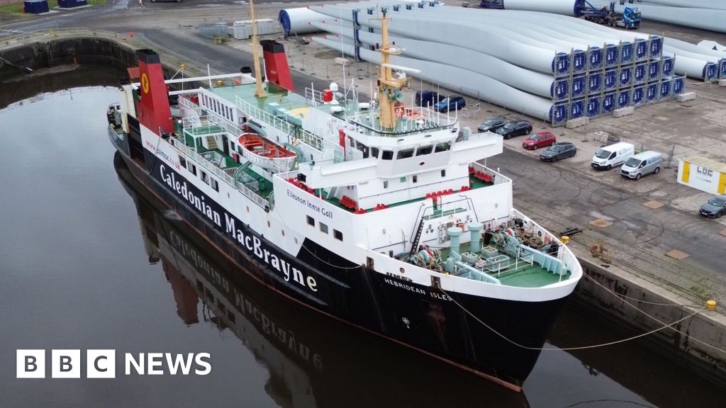 Retired CalMac ferry MV Hebridean Isles heads to the breakers