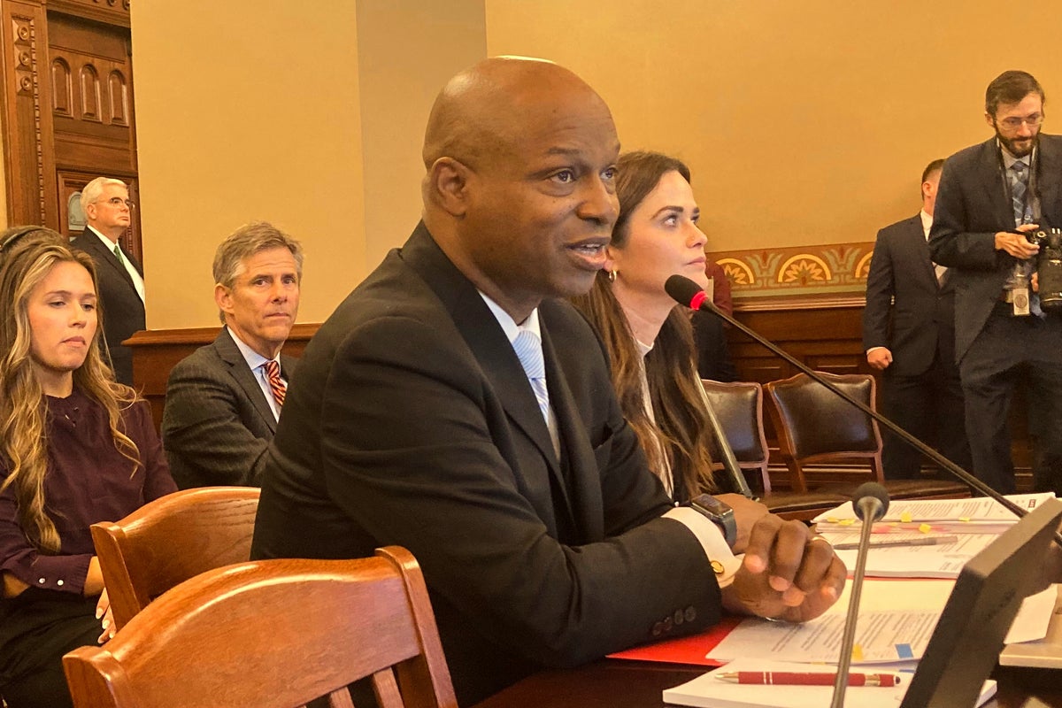 County judge in Chicago area bars ICE from arresting people at court