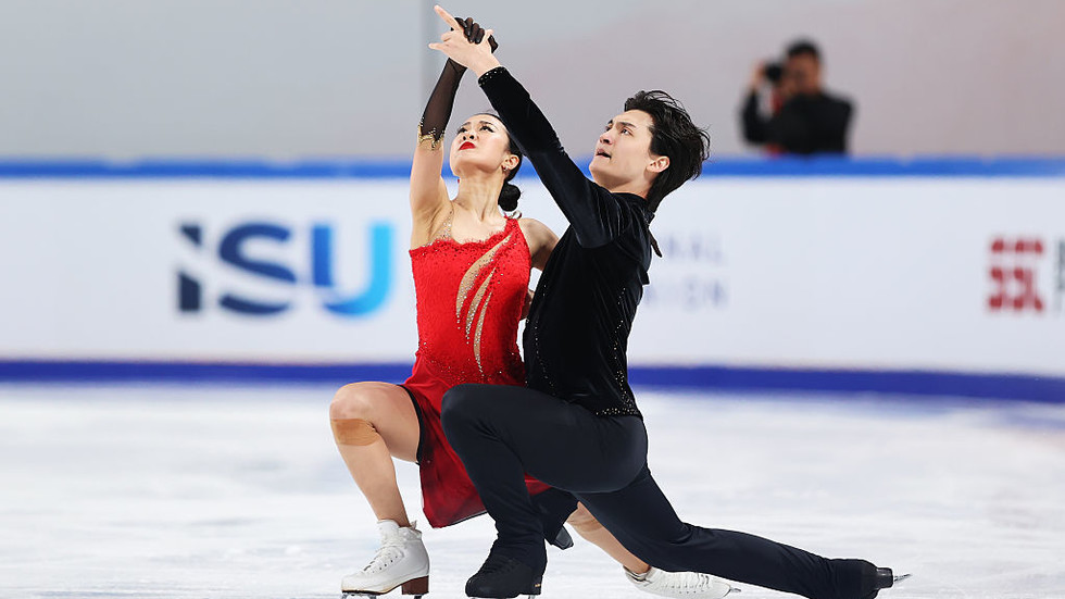 Chinese ice dancers probed over missile toy (VIDEO)  --  RT Sport News