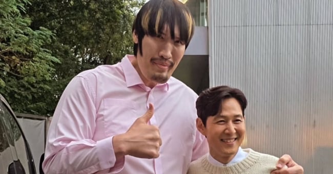 Choi Hong-man, Lee Jung-jae Pose: Playful Height Contrast