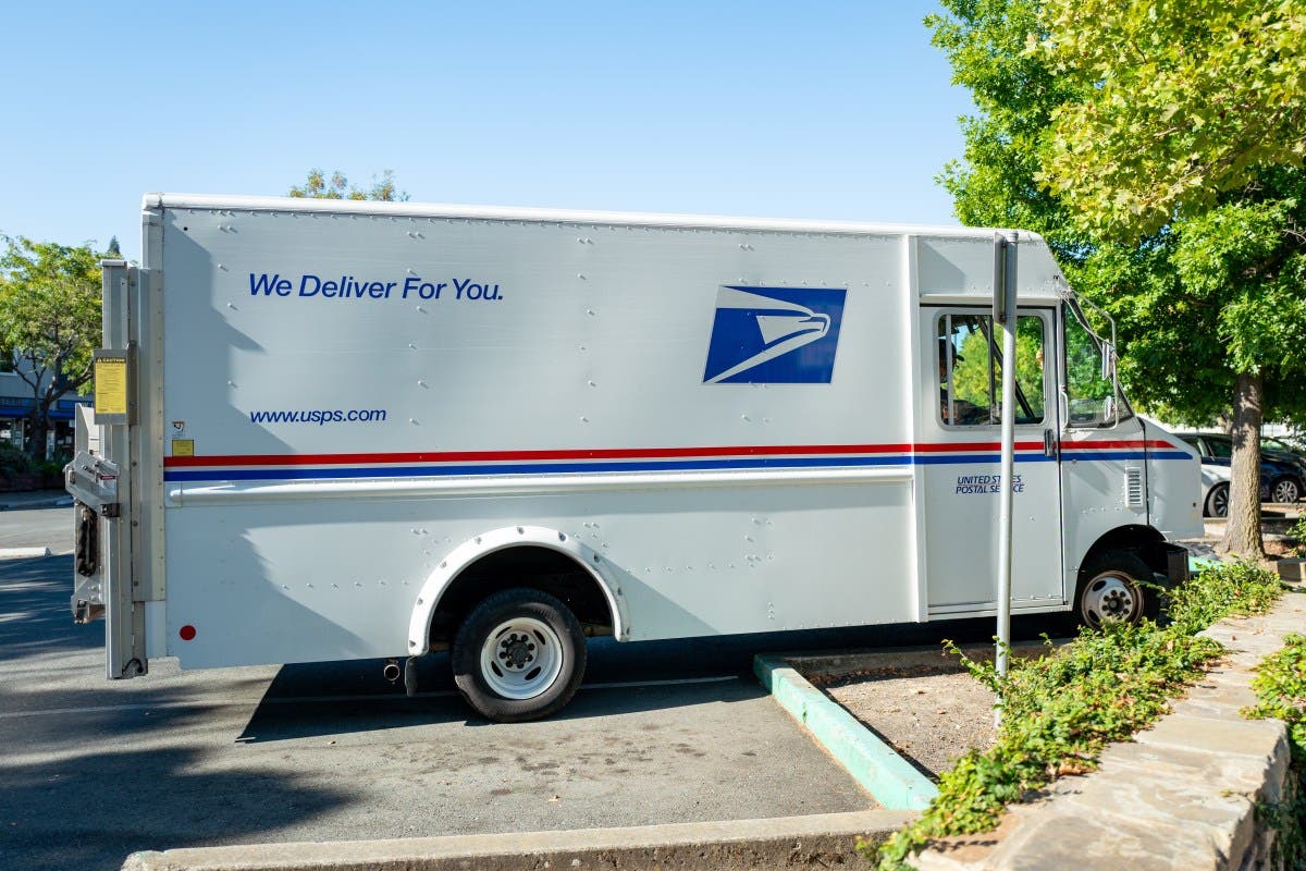 Is there mail on Columbus Day? Post office, UPS, FedEx hours today