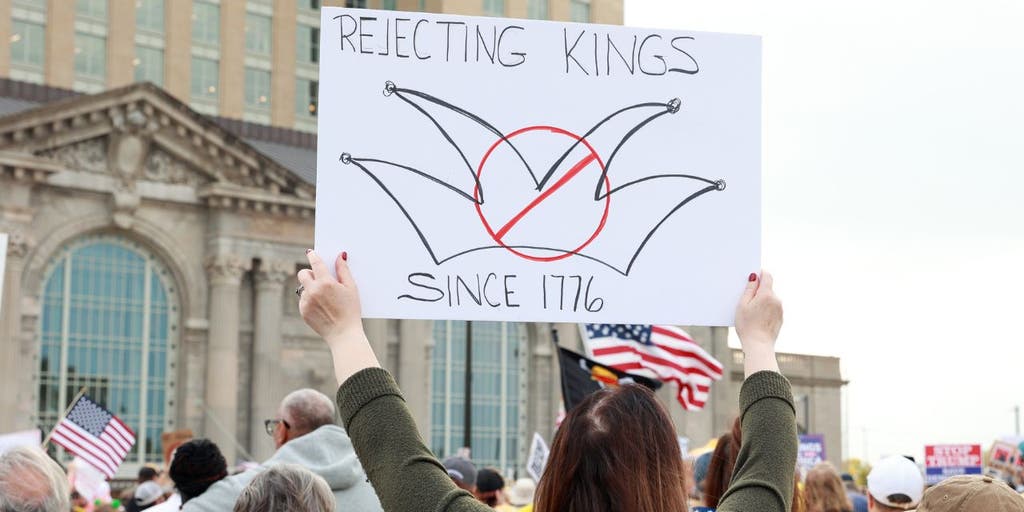 Connecticut Democratic senator under fire over 'shameful' anti-Trump protest photo