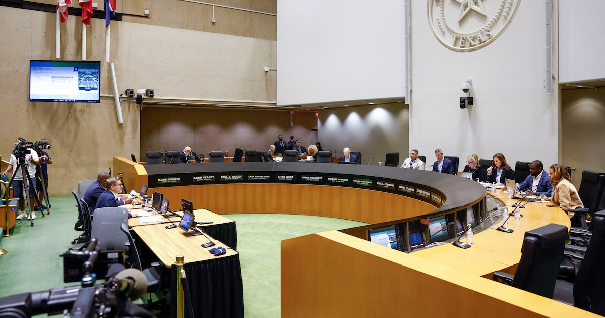 Dallas City Council split on fixing or leaving deteriorating City Hall building