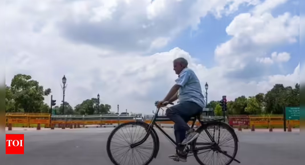 Delhi weather: Sunny skies, AQI remains poor | Delhi News - The Times of India