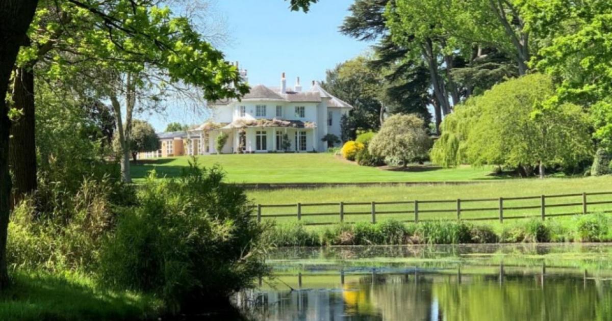 Bucks listed green belt manor house hotel conversion and five new homes approved