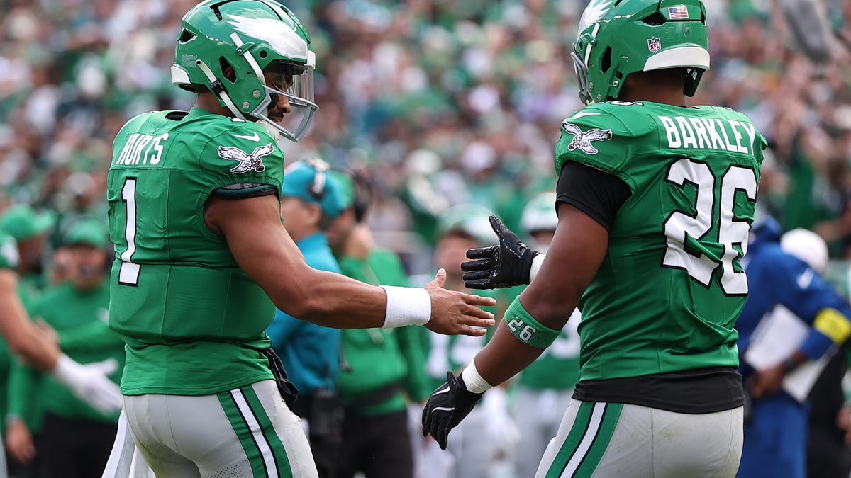 Eagles' fumble on 'tush push' vs. Giants not reviewable because of longstanding rule