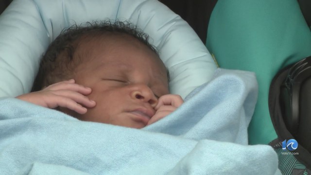 Firefighter helps mother get carseat after early delivery