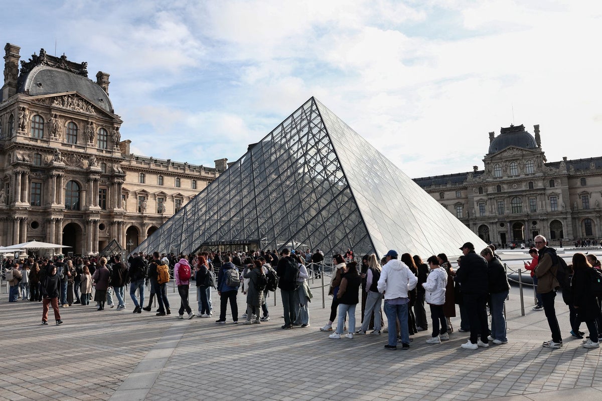 How theft of France's dusty Crown Jewels could benefit the Louvre