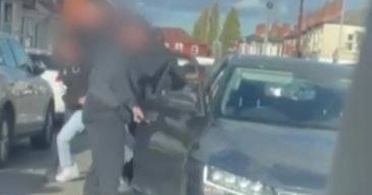 Brazen gang posing as cops rob man in broad daylight and flee in fake police car - The Mirror