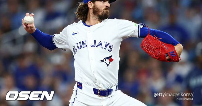 Gausman's World Series Debut: 6⅔ Innings, Two Homeruns