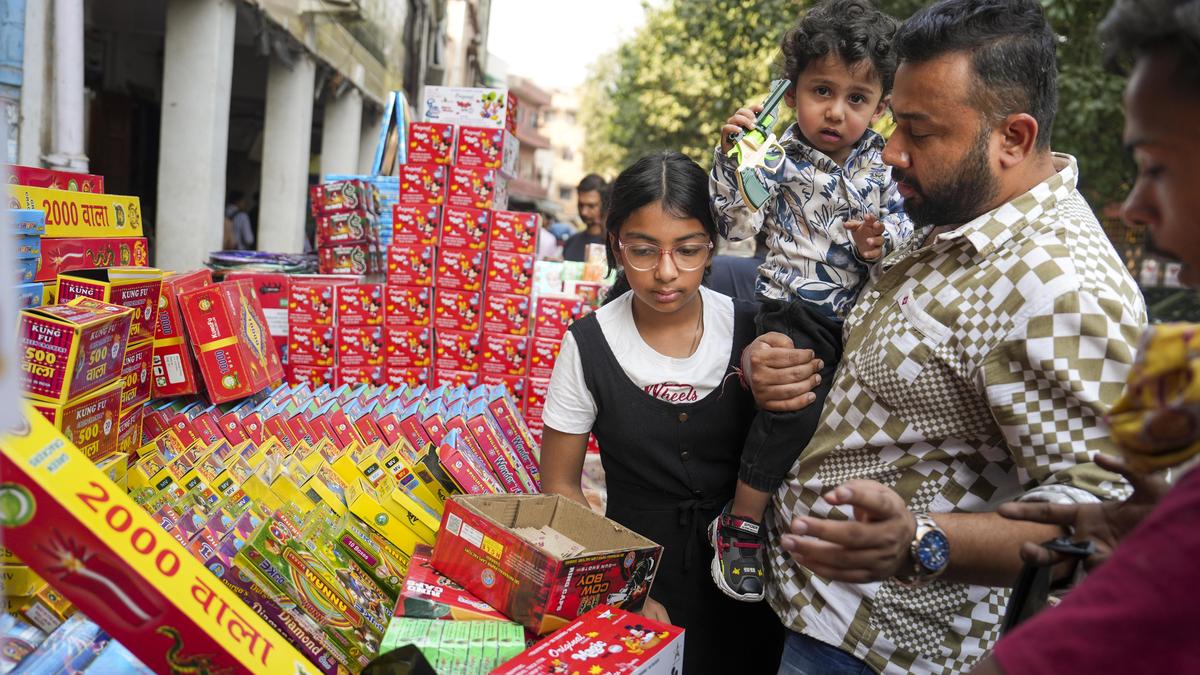 Have 'green' crackers brought down pollution? | Explained