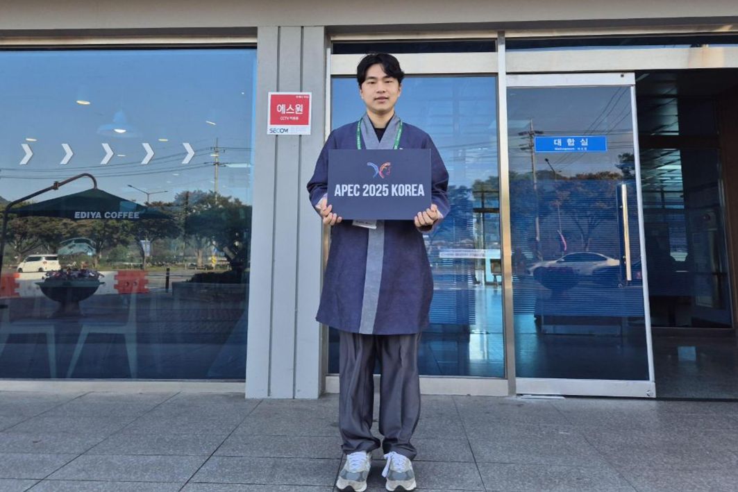 Meet volunteers keeping Gyeongju's APEC summit running smoothly - The Korea Times