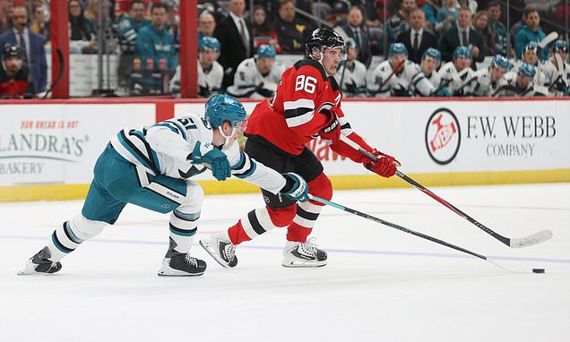 Hamilton scores 2 power-play goals as Devils beat Sharks 3-1 for...