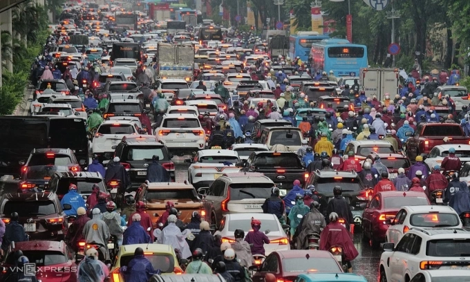 Morning rain causes traffic jams across Hanoi