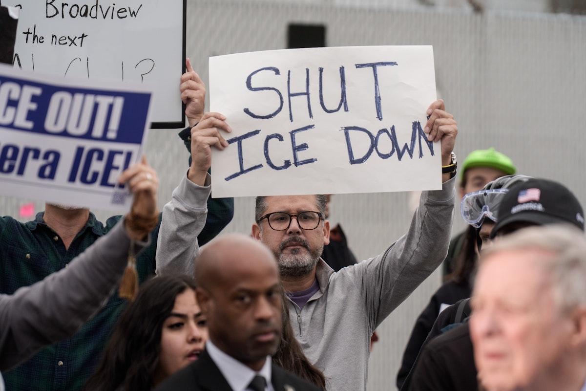 Trump's ICE Spends the Weekend Terrorizing Chicago Residents