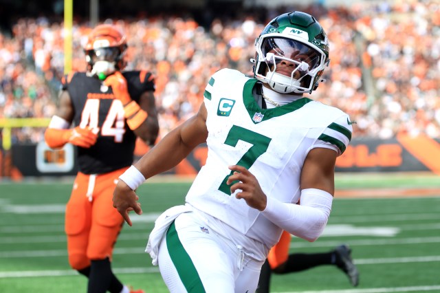 Jets coach Aaron Glenn declines to commit to Justin Fields as starting QB despite victory vs. Bengals