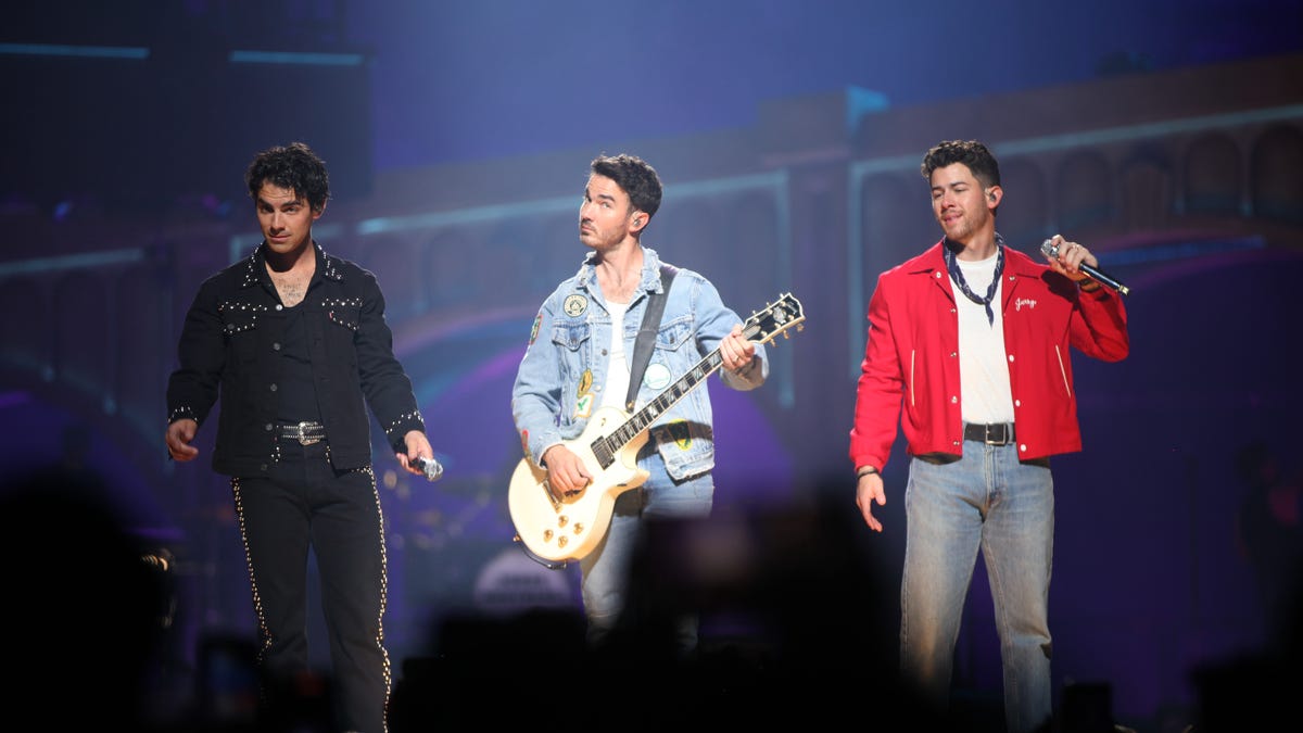Twenty years in, Jonas Brothers better than ever at televised Milwaukee concert