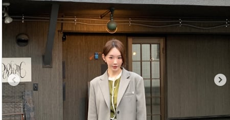 Kang Min-kyung Showcases Autumn Goddess Style with Oversized Jacket, Mini Skirt