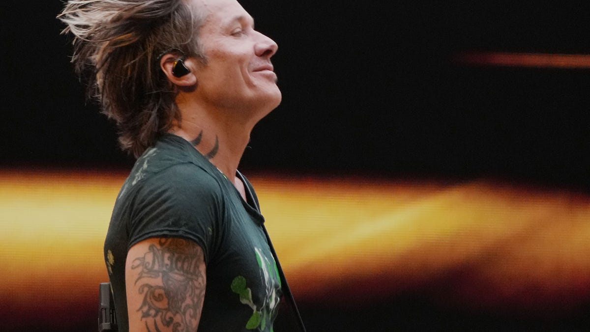 Keith Urban helps announce pregnancy of fan named Nicole on stage