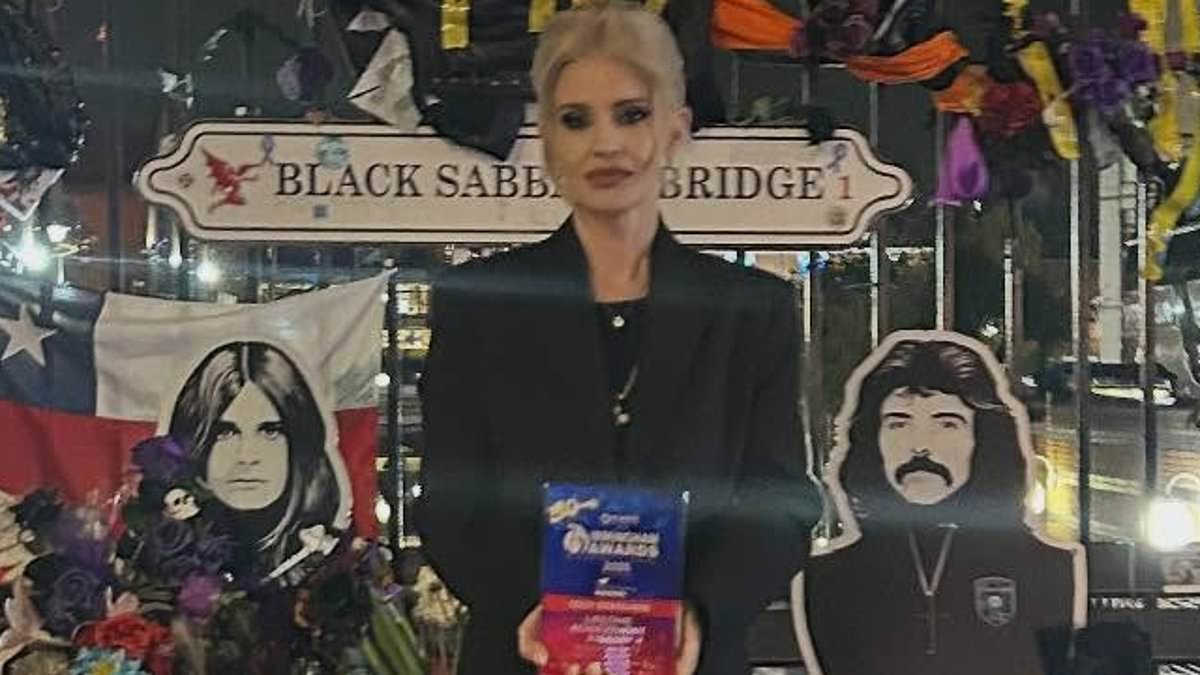 Kelly Osbourne cuts a heartbreaking figure as she holds Ozzy's award