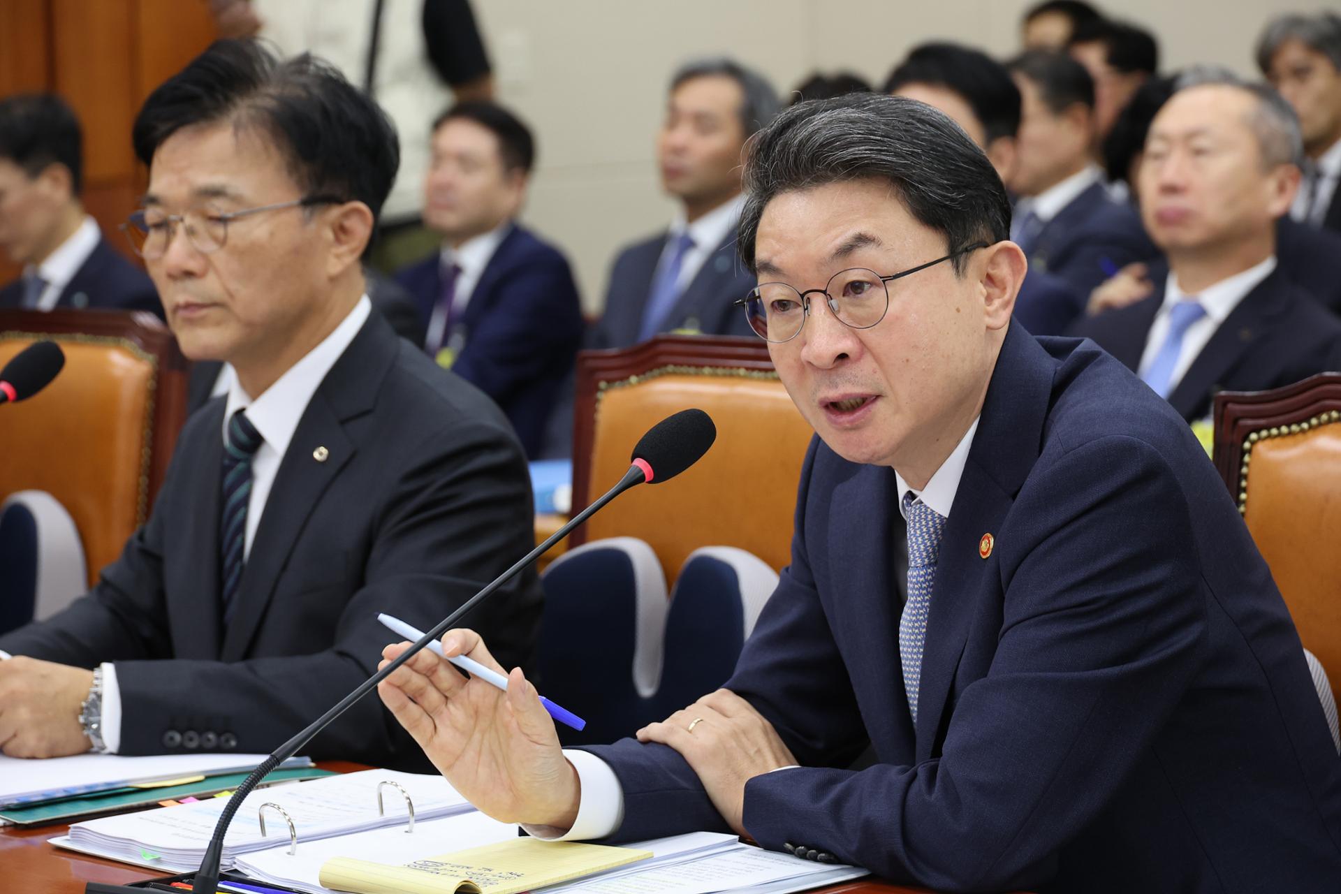 Korea in final phase of introducing stablecoin: FSC chairman - The Korea Times