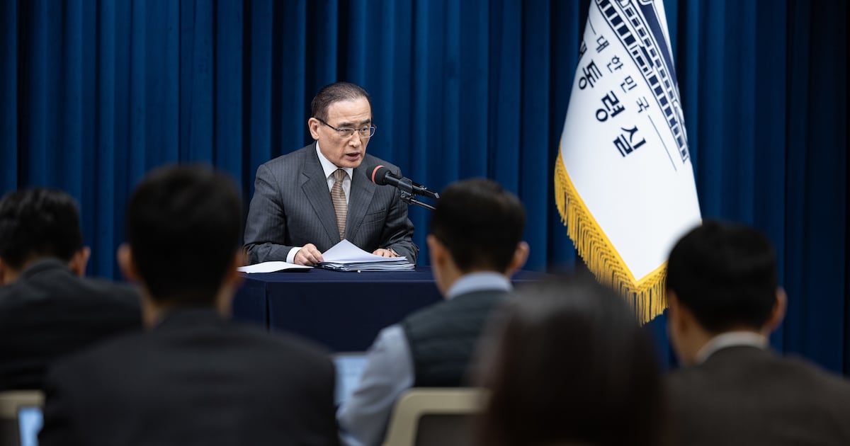 President Lee Jae-myung Attends ASEAN Summit, Meets Cambodian Prime Minister