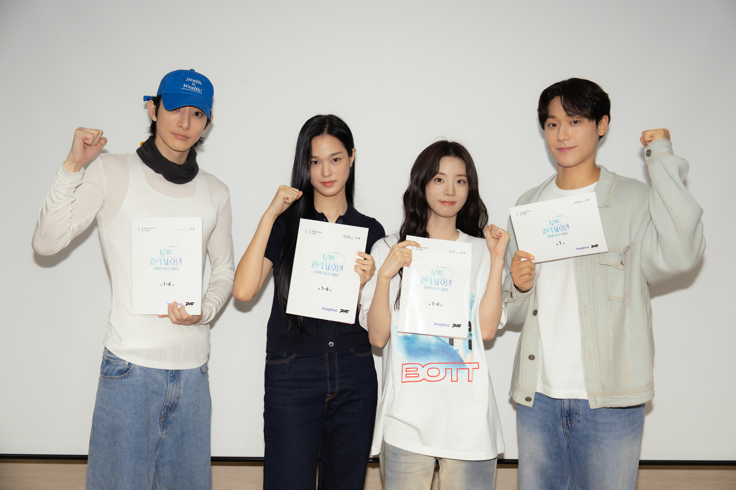 Actors Lee Do-hyun, Shin Si-a to star in Neflix's 'Grand Galaxy Hotel' from 'Hotel del Luna' creators