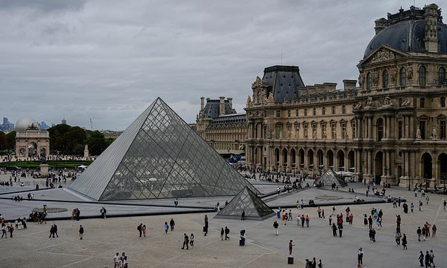 Louvre Museum closes after theft