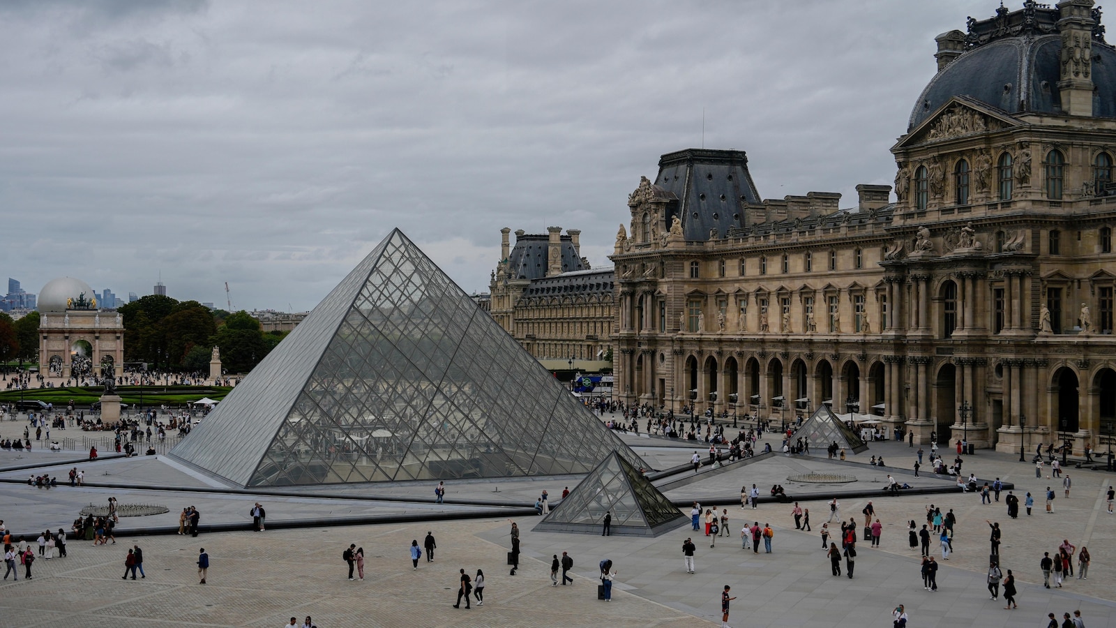 Louvre Museum closes after theft