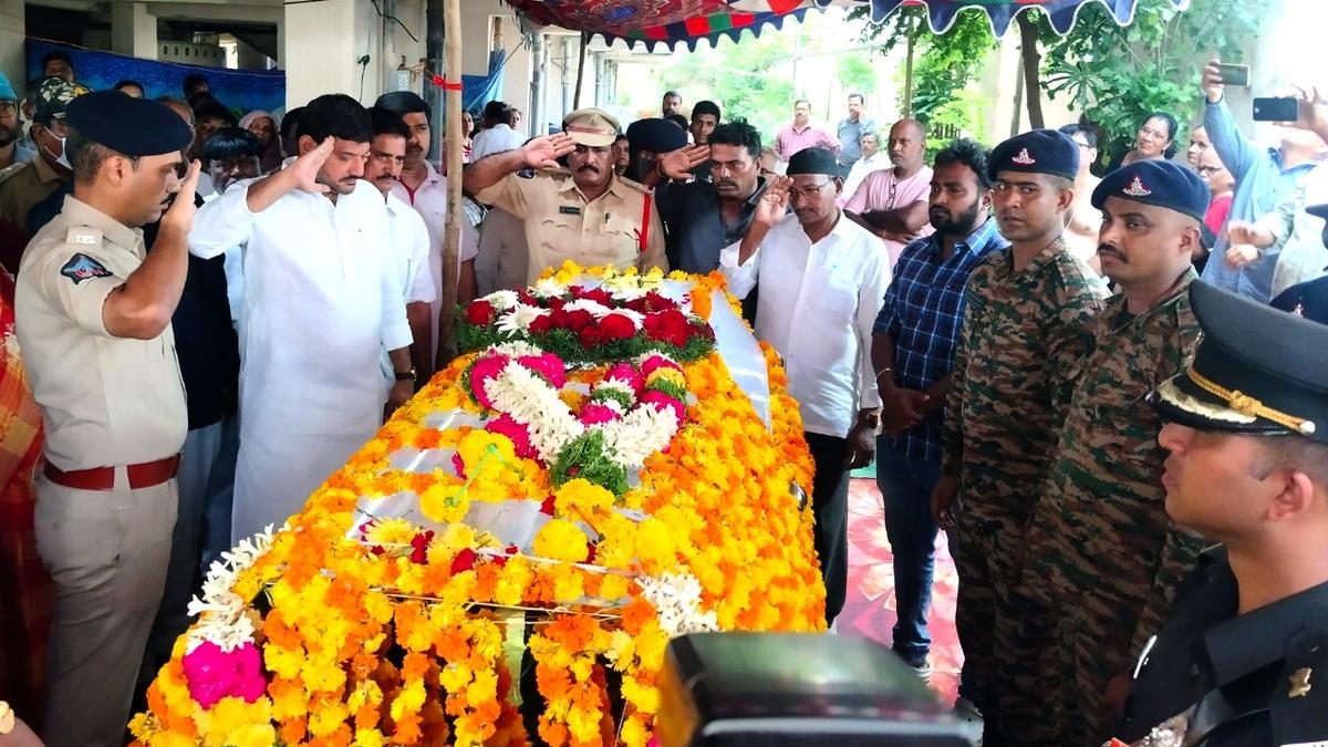 Last rites of Major performed with military honours in Guntur