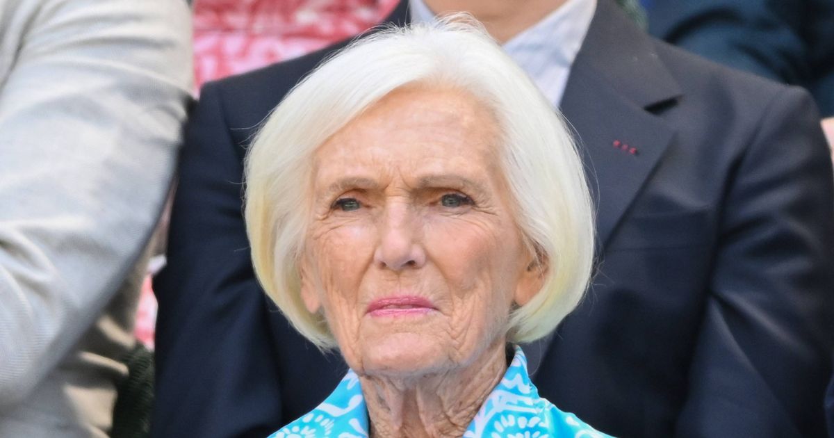 Mary Berry's husband rushed to hospital as Bake Off star issues worrying health update - The Mirror