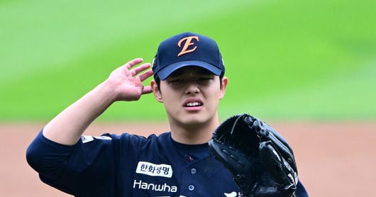 Moon Dong-ju's Fastball Drops 8 km in Korean Series Debut