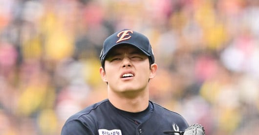 Moon Dong-ju's Velocity Drops to 154 km/h, Exits Early in Korean Series