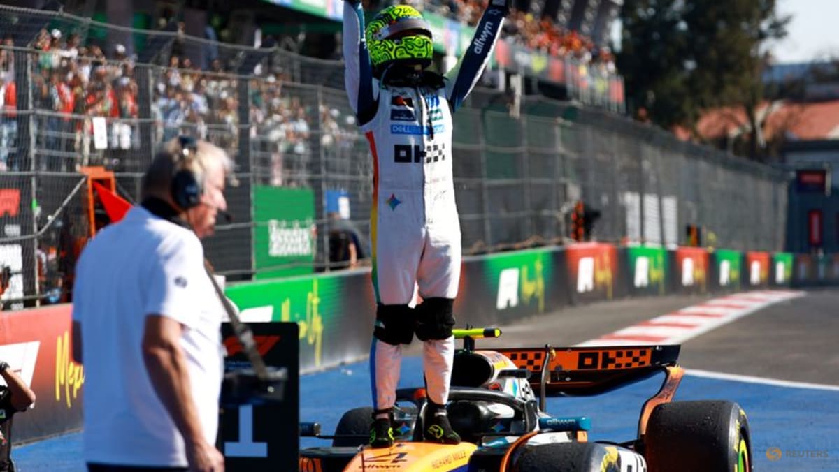 Norris wins in Mexico to take F1 lead from Piastri by a single point
