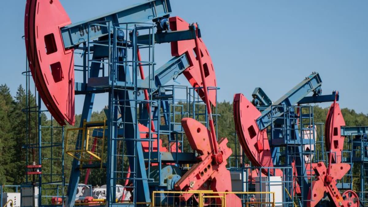 Oil on track for steepest weekly drop in 3-1/2 months