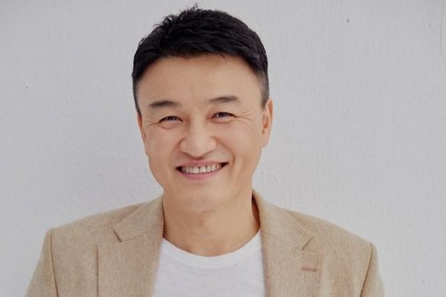 Actor Park Joong-hoon publishes essay book celebrating 40 years since his debut - The Korea Times