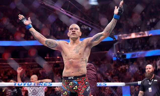 Pereira dethrones Ankalaev with a 1st-round stoppage at UFC 320