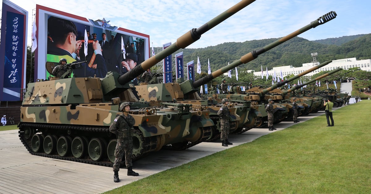 Exclusive: Romanian Officials Visit Hanwha, Hyundai Rotem Factories During ADEX 2025