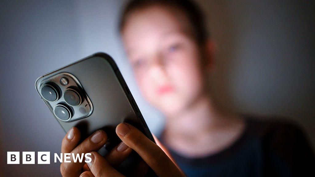 Smartphone ban means calmer pupils, says Northamptonshire teacher