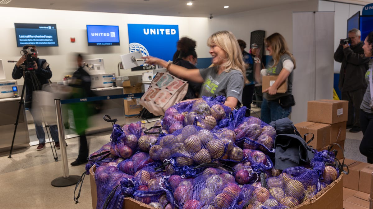 Where can SNAP recipients get food resources in November? How to find food banks