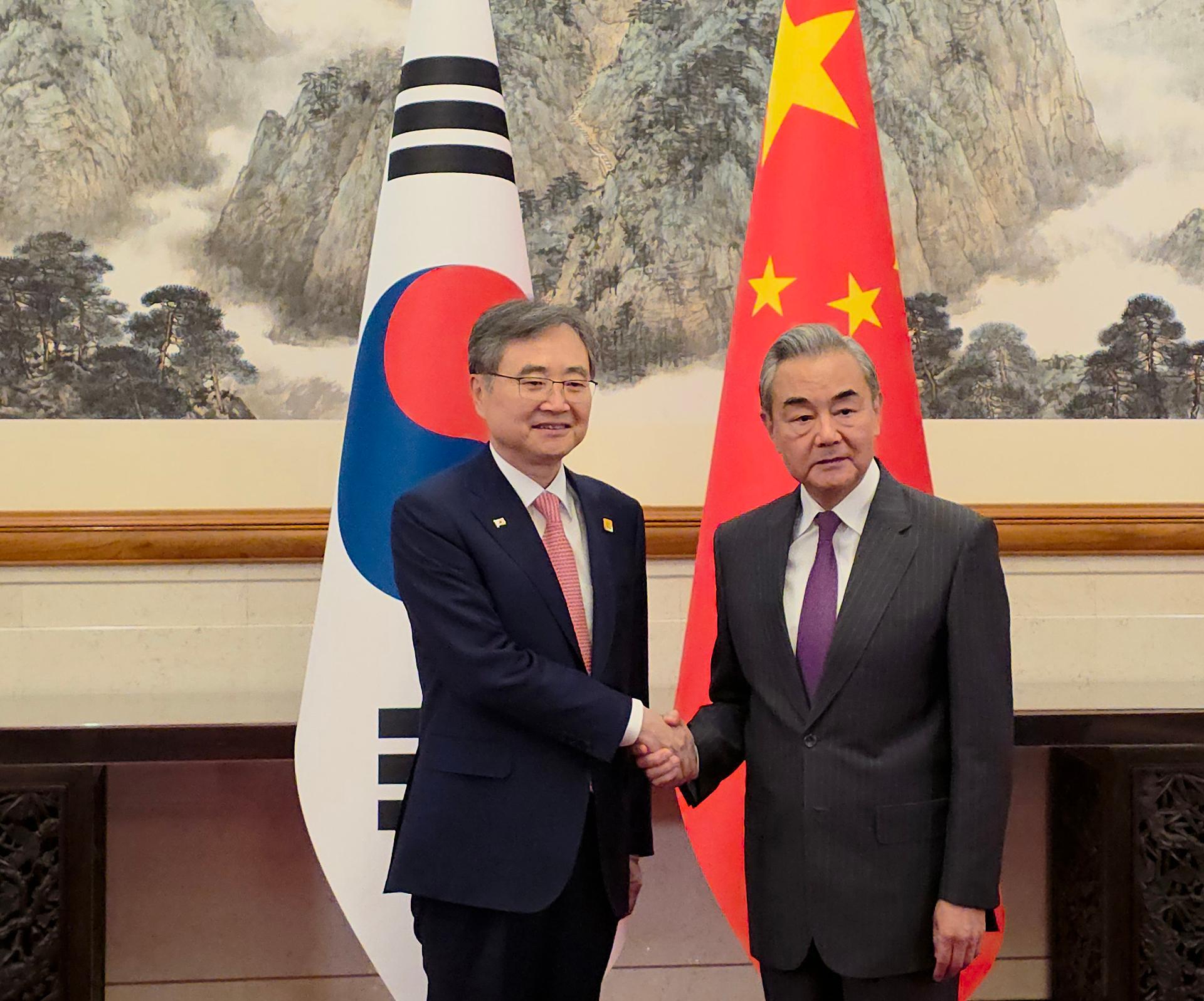 S. Korea, China FMs agree on efforts to develop ties through APEC summit in phone talks - The Korea Times