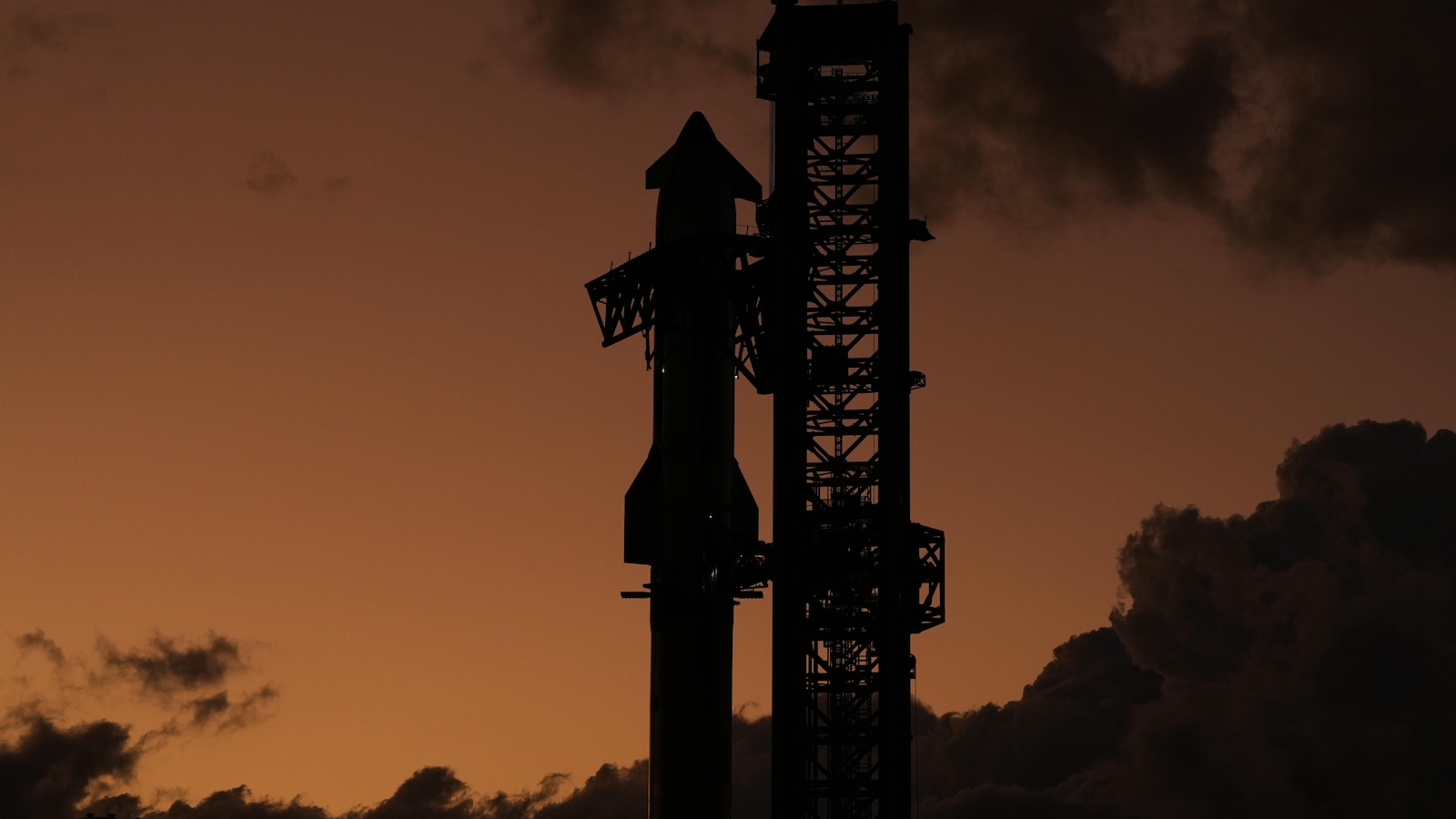 SpaceX launches the 11th test flight of mega Starship rocket