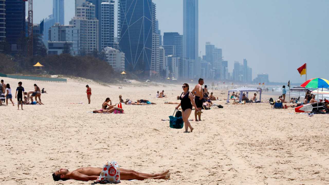 Spring heat builds across the north as cold front lashes Tasmania