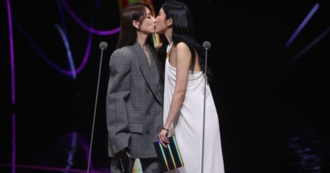 Taiwanese Actresses' Onstage Kiss Steals Golden Melody Spotlight