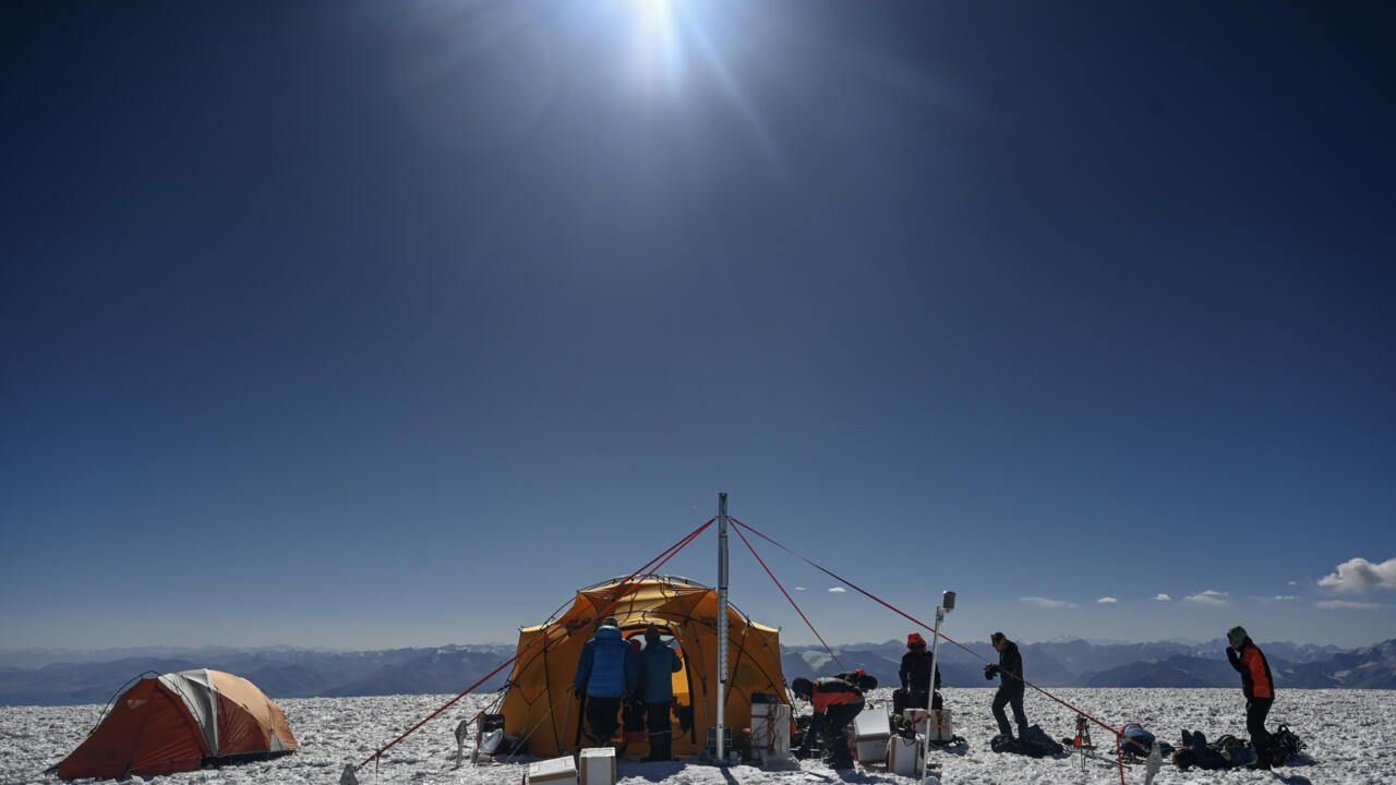 Scientists probe Tajik glacier for clues to climate resistance