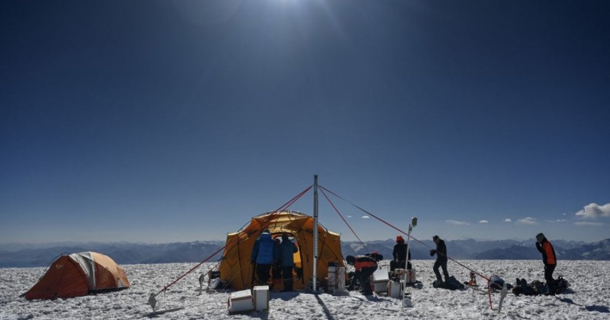 Scientists probe Tajik glacier for clues to climate resistance