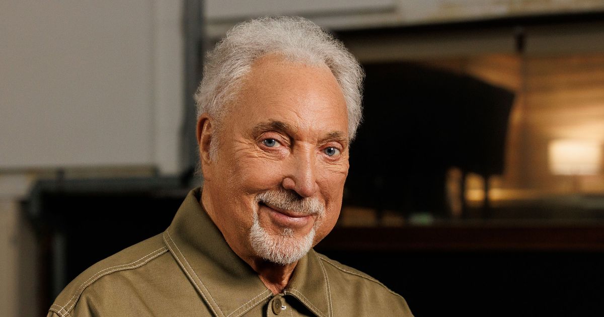 Tom Jones feels 'partly responsible' for wife's mental health issues before she died - The Mirror