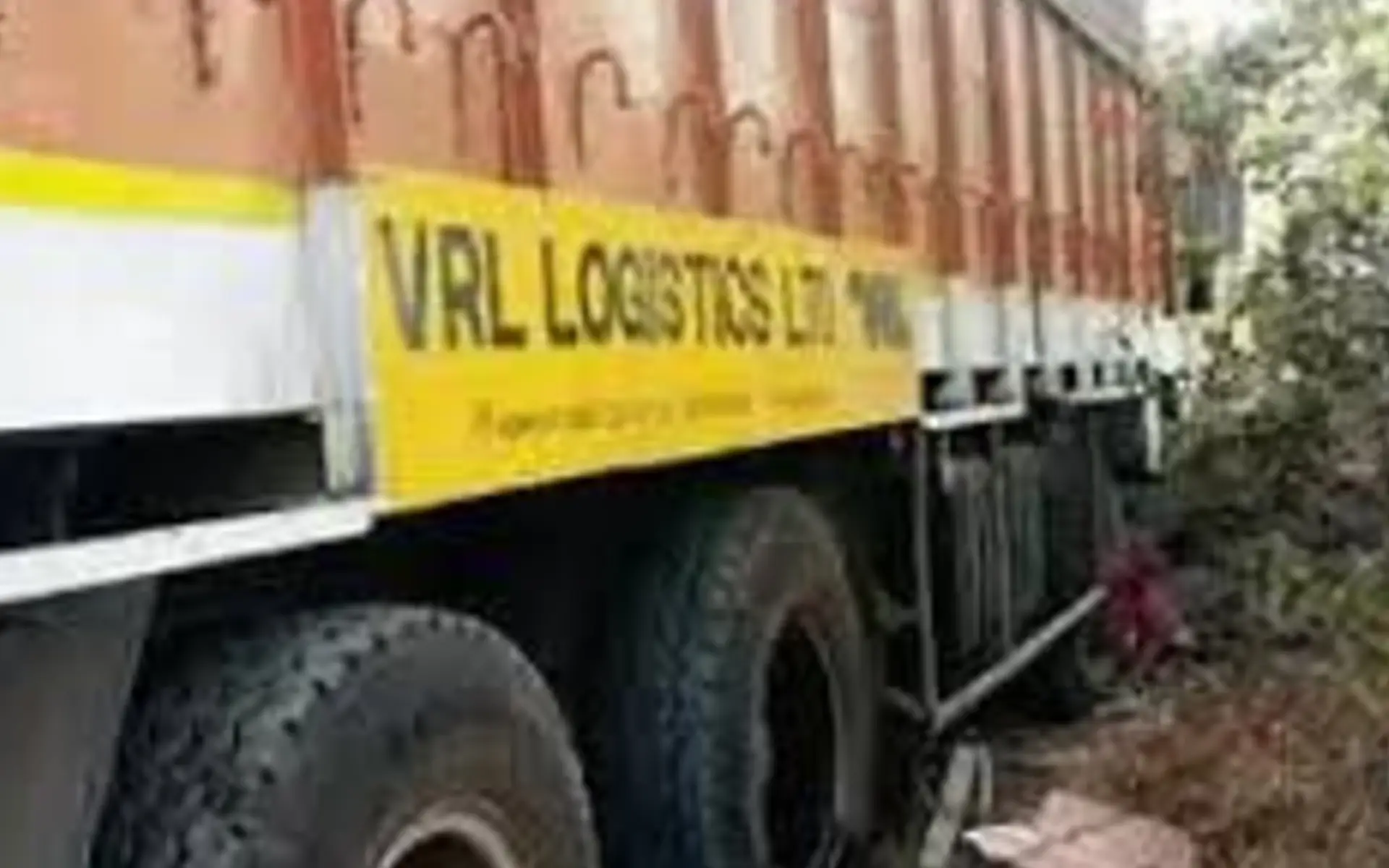 Oversized truck plunges into valley at Sinhagad Ghat; driver survives by leaping out - Pune Times Mirror