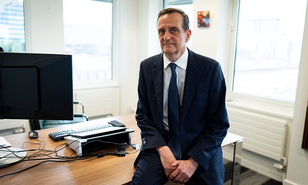 Top lawyers rounding on chief prosecutor over China spy case...