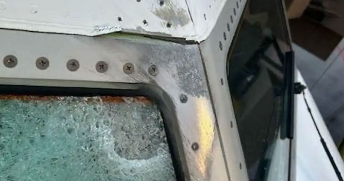 United Airlines flight makes emergency landing after pilot's windscreen shatters - Daily Star